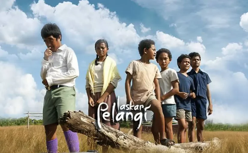 Kenapa ‘Laskar Pelangi’ Masih Bikin Nangis di 2026? Analisis Psikologi Nostalgia dan Bagaimana Film Itu Mengunci Ingatan Kolektif Kita.